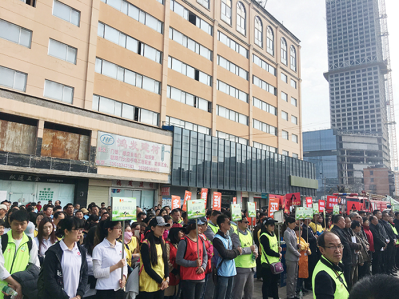 2017年3月5日，是我国第54个学雷锋纪念日。3月份的春天万物复苏，百花齐放。阳光透过淡薄的云层照耀着大地，它的万道金光愉快地普照着万物。春风拂面,是那么清柔,那么亲切,就像是雷锋的精神一直温暖着、鼓舞着Bsports官方!